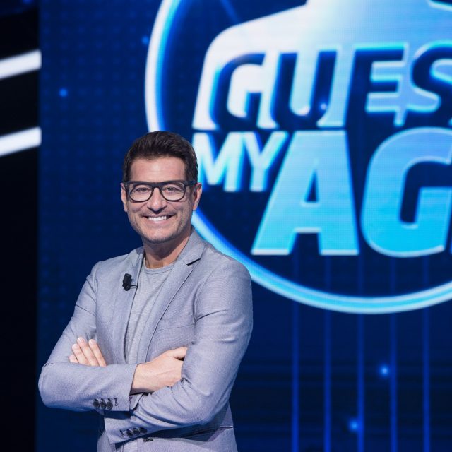 Guess my age: Enrico Papi torna da domani al suo quiz su Tv8 con nuovi concorrenti Vip
