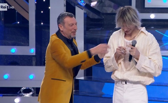 Ascolti Tv 16 dicembre: Male Rai1 e Canale5. Amadeus porta Gianmaria a Sanremo con il 16,3%. “Con l’aiuto del cielo” 9,9%. Bene Nuzzi e Crozza