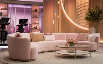 Barbara d Urso - studio televisivo pomeridiano con divano e luci rosa