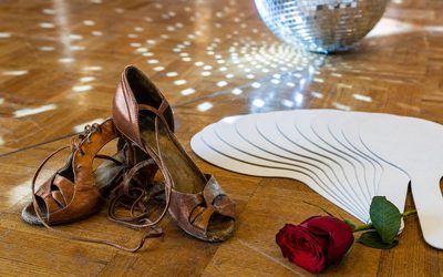 Milly Carlucci - scarpe da ballo latino e palette dei giudici sul parquet illuminato