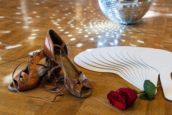 Milly Carlucci - scarpe da ballo latino e palette dei giudici sul parquet illuminato