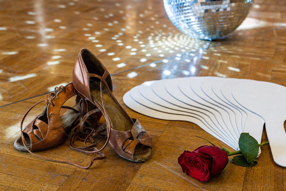 Milly Carlucci - scarpe da ballo latino e palette dei giudici sul parquet illuminato