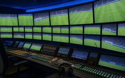 Sportitalia streaming - regia televisiva sportiva con parete di monitor sui campi da calcio