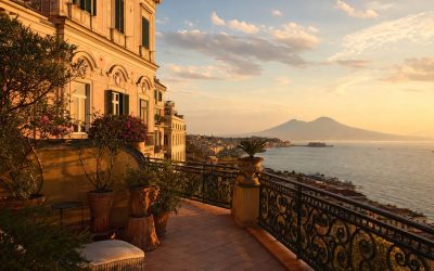 Un posto al sole - terrazza di un palazzo storico sul golfo di Napoli