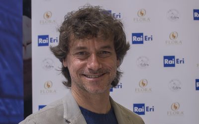 Alberto Angela sorride durante una sessione di firmacopie Rai Eri