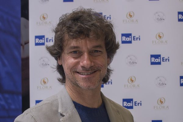 Alberto Angela sorride durante una sessione di firmacopie Rai Eri
