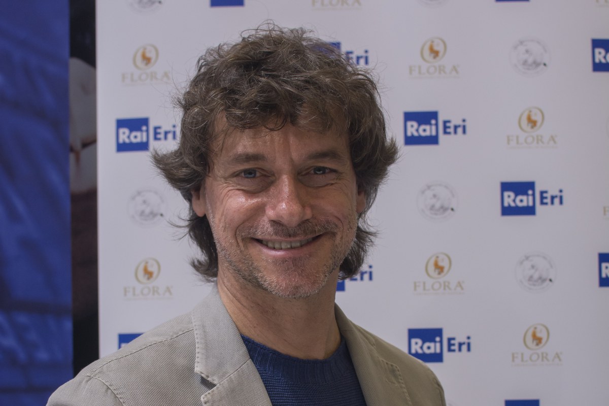 Alberto Angela sorride durante una sessione di firmacopie Rai Eri