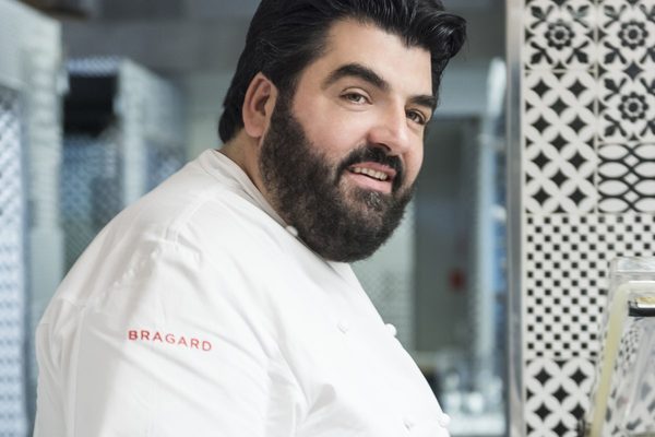 Antonino Cannavacciuolo - in giacca bianca da chef nella cucina di un ristorante, 2017