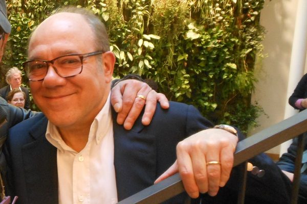 Carlo Verdone - sorridente con occhiali e giacca scura a un evento a Roma, 2015