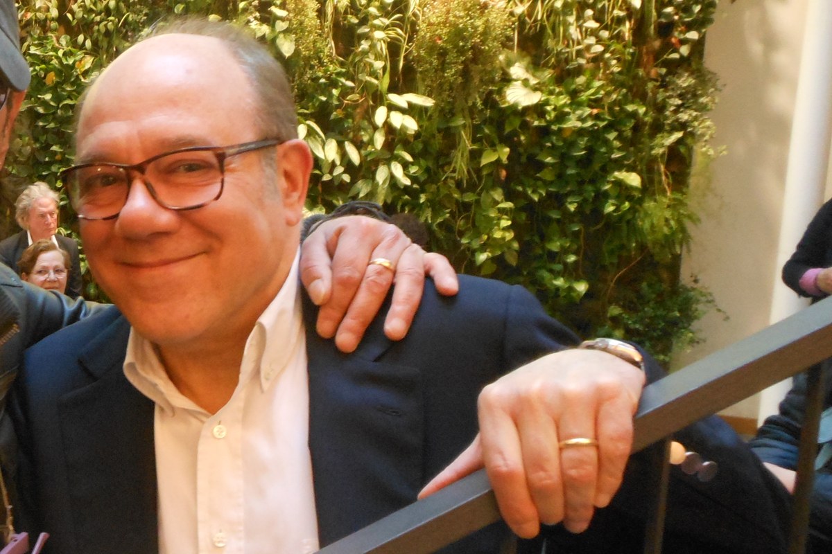 Carlo Verdone - sorridente con occhiali e giacca scura a un evento a Roma, 2015
