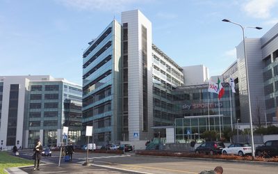 La sede di Sky Italia a Santa Giulia, a Milano, con l'insegna Sky Sport