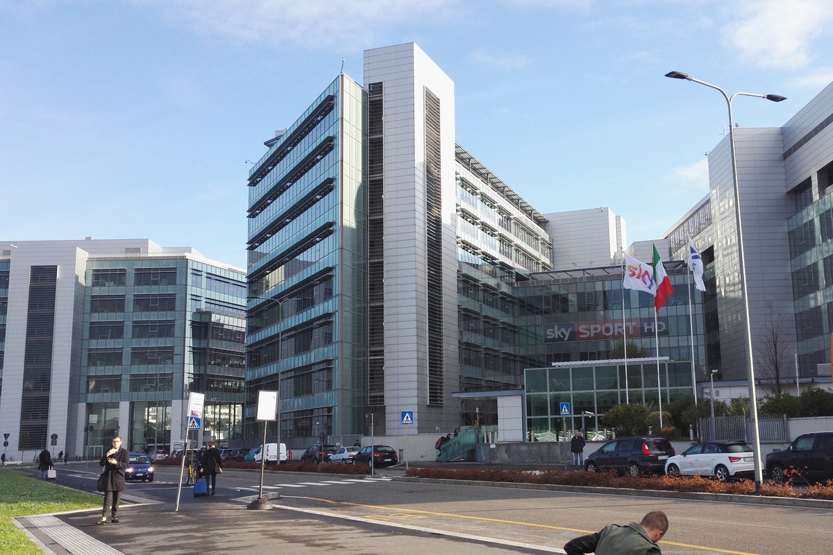La sede di Sky Italia a Santa Giulia, a Milano, con l'insegna Sky Sport