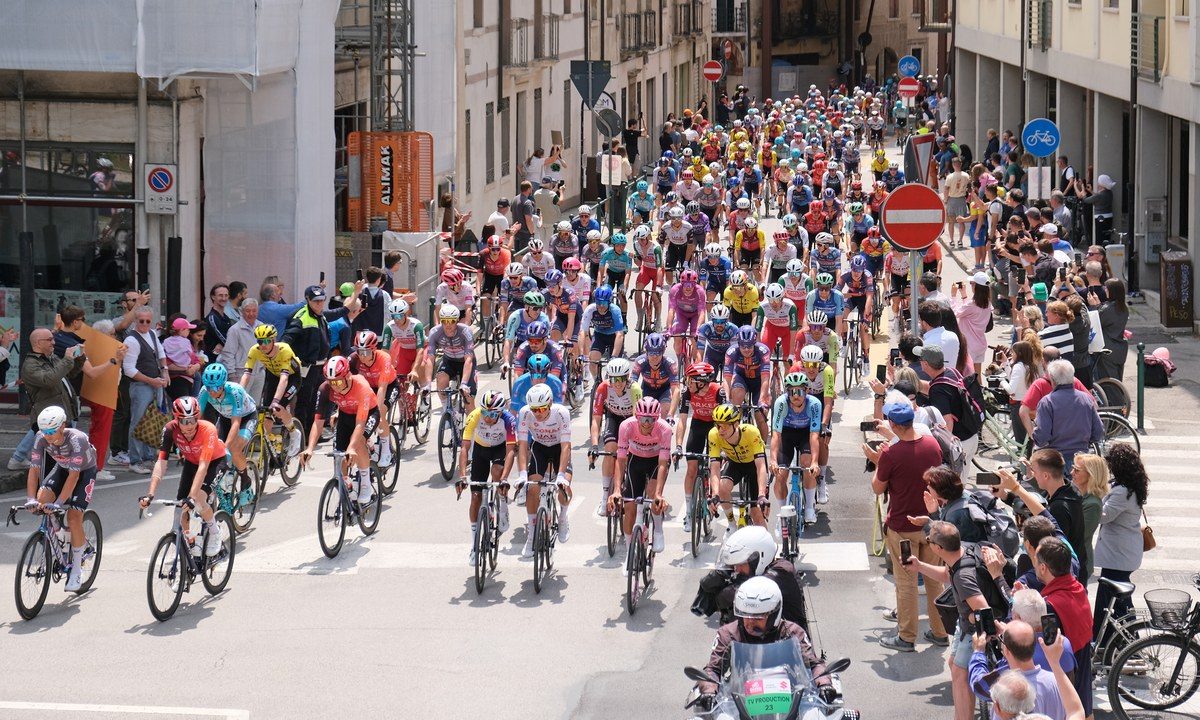 Il gruppo del Giro d'Italia 2025 attraversa le vie di Treviso tra il pubblico
