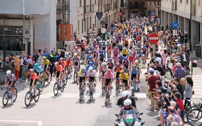 Il gruppo del Giro d'Italia 2025 attraversa le vie di Treviso tra il pubblico