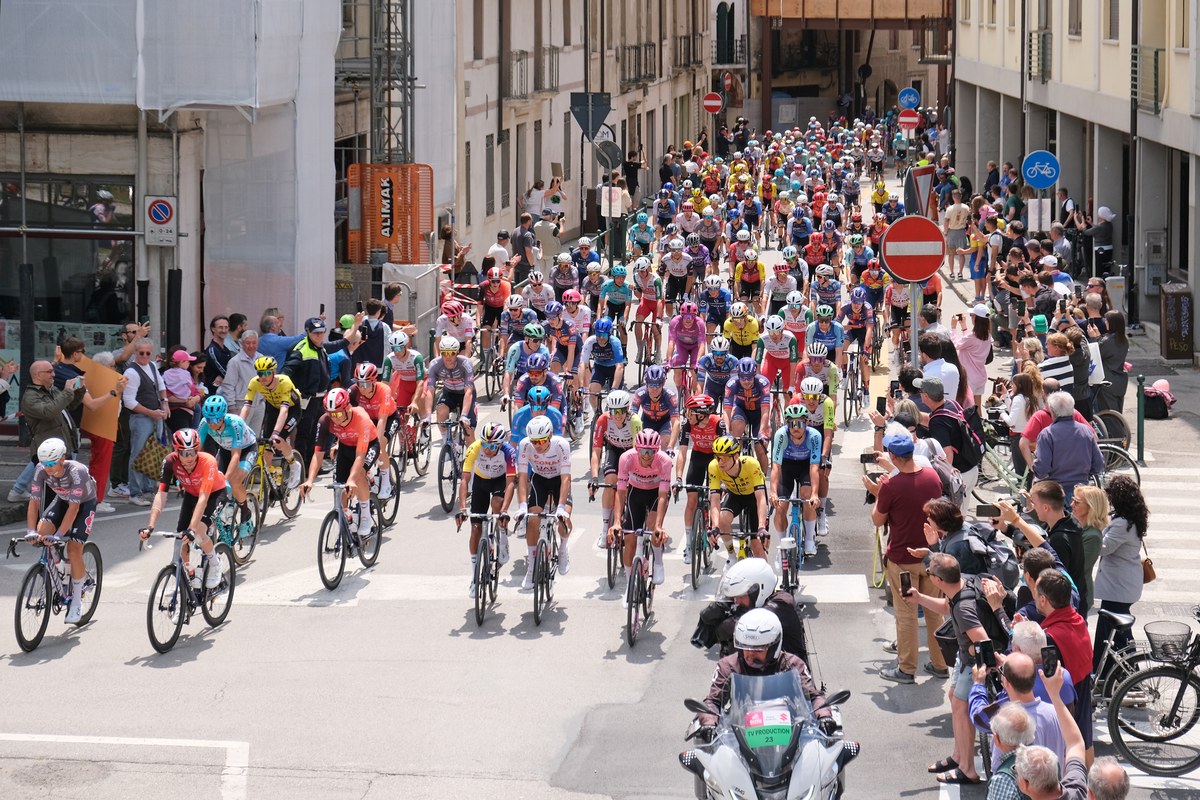 Il gruppo del Giro d'Italia 2025 attraversa le vie di Treviso tra il pubblico