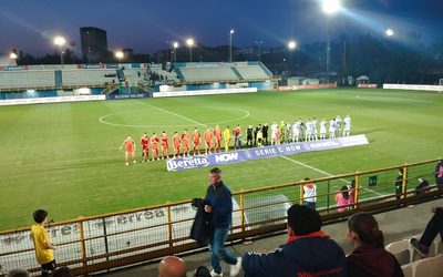 Le squadre schierate a centrocampo prima di una partita di Serie C sotto i riflettori