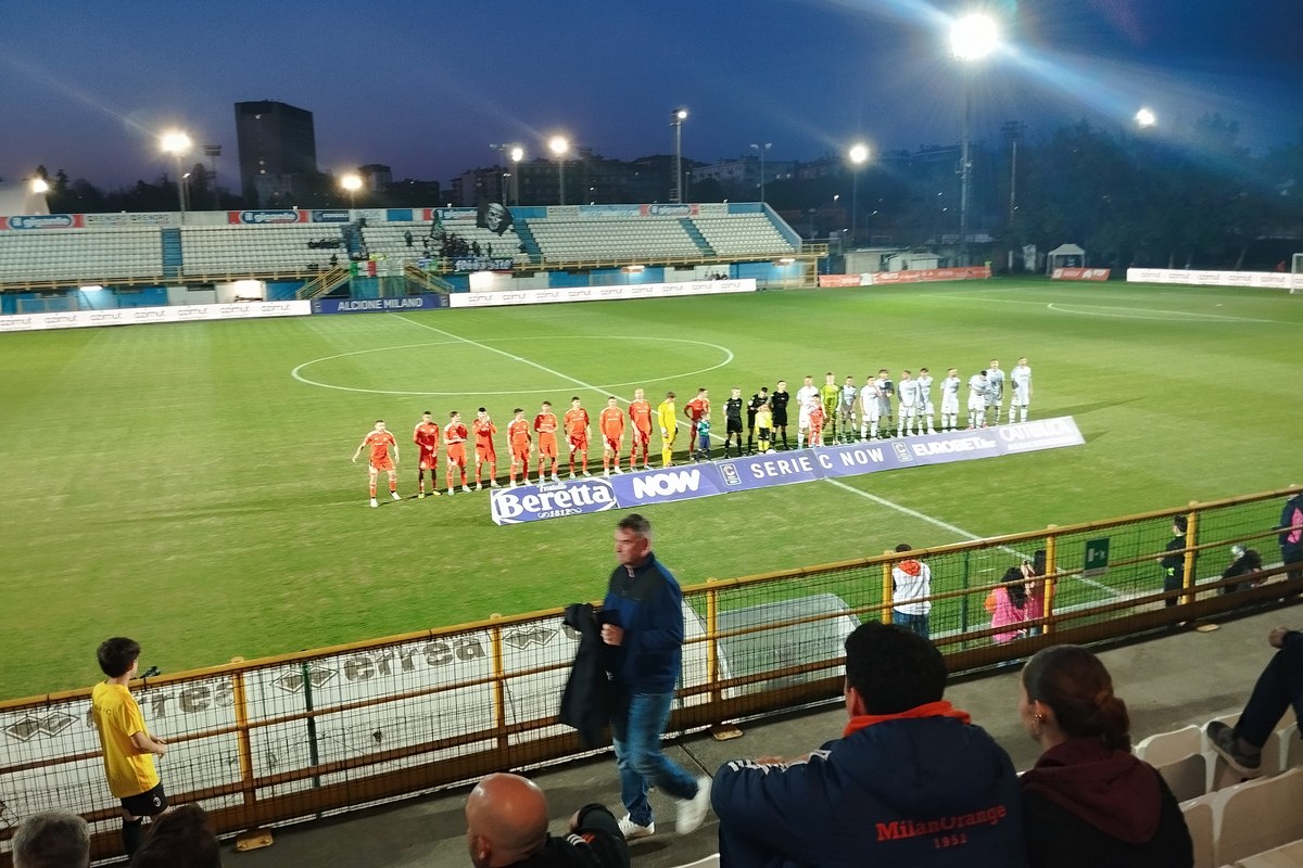 Le squadre schierate a centrocampo prima di una partita di Serie C sotto i riflettori