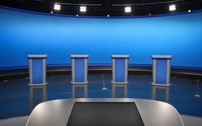 Marco Liorni - studio di un quiz vuoto con quattro leggii identici visti dal banco del conduttore