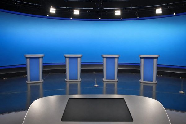 Marco Liorni - studio di un quiz vuoto con quattro leggii identici visti dal banco del conduttore