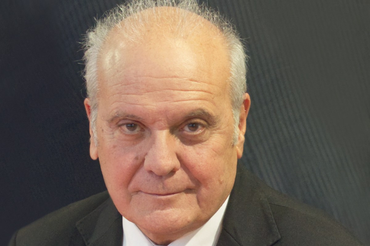 Mauro Mazza - ritratto in giacca scura e cravatta su fondo grigio, Francoforte 2023