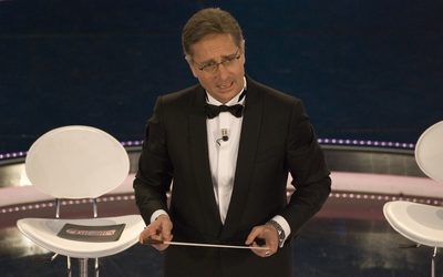 Paolo Bonolis in smoking sul palco del Festival di Sanremo
