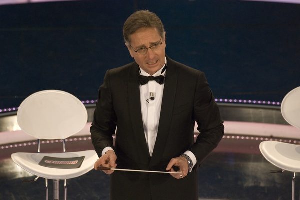 Paolo Bonolis in smoking sul palco del Festival di Sanremo