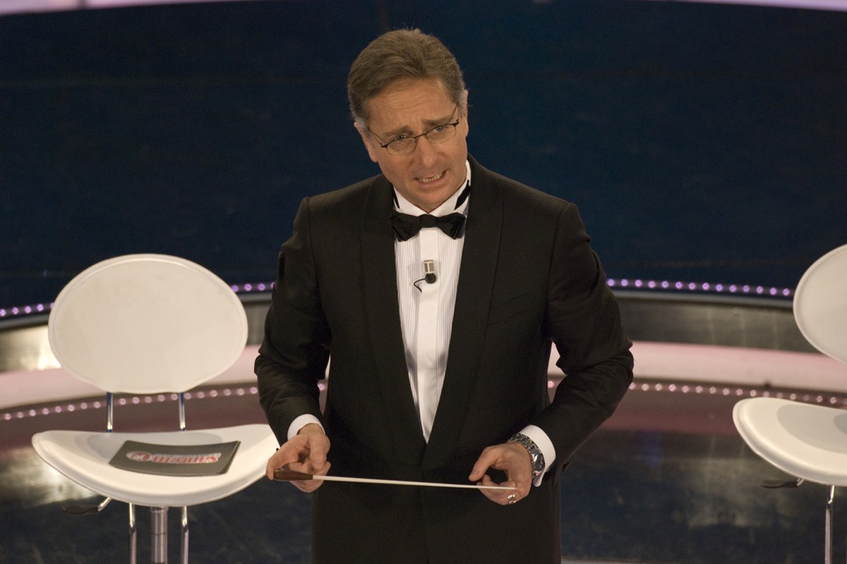 Paolo Bonolis in smoking sul palco del Festival di Sanremo