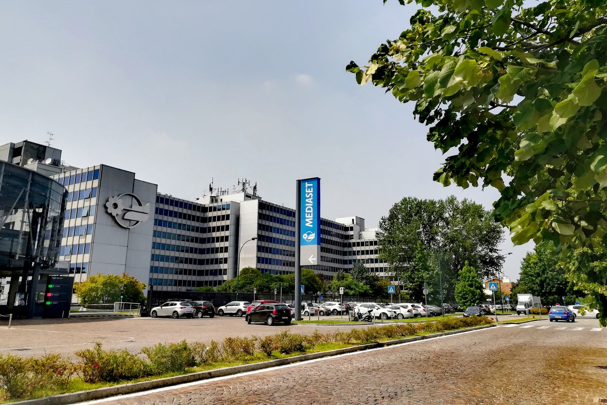 Pier Silvio Berlusconi - il centro di produzione Mediaset di Cologno Monzese con l'insegna all'ingresso