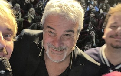 Pino Insegno in teatro con il pubblico alle spalle