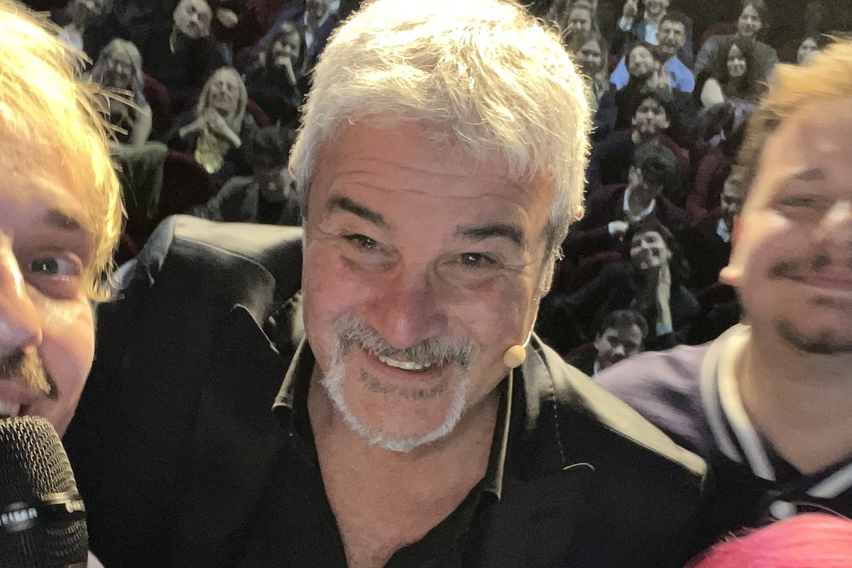Pino Insegno in teatro con il pubblico alle spalle
