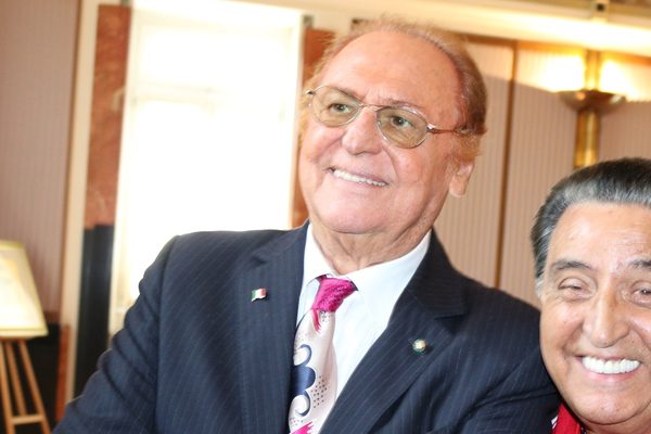 Renzo Arbore - sorridente in giacca gessata e cravatta a un evento a Napoli, 2017